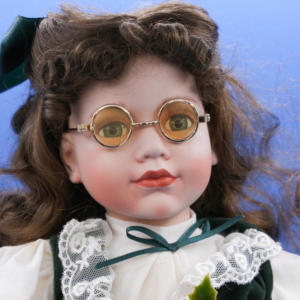 Geppeddo Porcelain Doll‎ Girl 16" Green Plaid Velvet Holiday Glasses Good